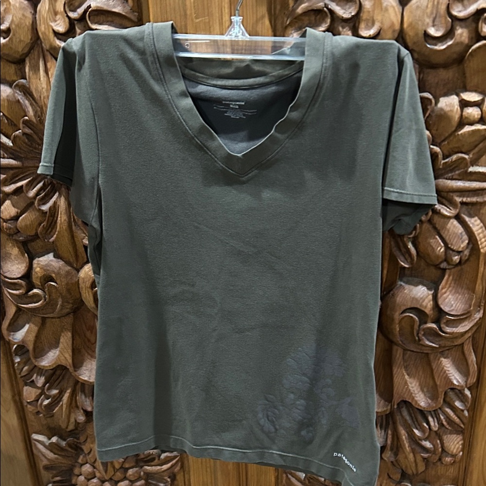 EUC Patagonia XS olive tee shirt